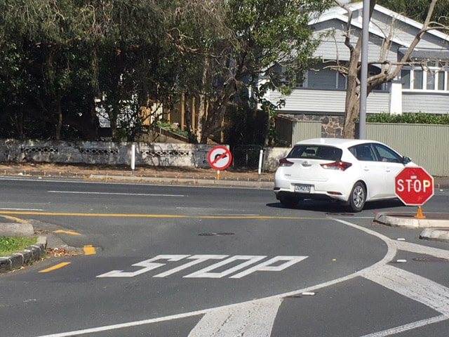 Traffic i n Asquith Ave, Mt Albert